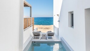 Zona de piscina con vista a la playa y al océano.
