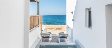 Suite, Private Plunge Pool, Sea View | Uitzicht vanaf balkon