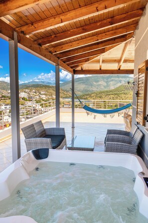 Penthouse Apartment | Baignoire à jets