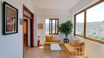 Quarto triplo luxo | Área de estar | Smart TV