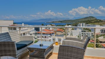 Superior Suite With Sea View | Living area | Smart TV