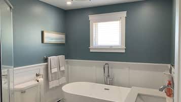 Badewanne, Haartrockner, Handtücher