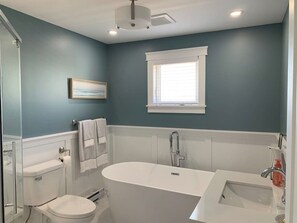 Badewanne, Haartrockner, Handtücher