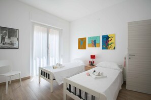 Standard-Apartment, Mehrere Betten (Anne Loren Al Mare) | 2 Schlafzimmer, Bettwäsche