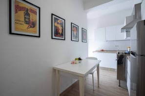 Standaard appartement, Meerdere bedden (Anne Loren Al Mare) | Privékeuken | Een koelkast, een oven, een vaatwasser, een espressoapparaat
