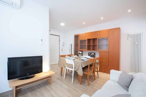 Appartamento Standard, letti multipli (Anne Loren Al Mare) | Area soggiorno | TV a schermo piatto, impianto stereo
