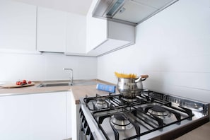 Standaard appartement, Meerdere bedden (Anne Loren Al Mare) | Privékeuken | Een koelkast, een oven, een vaatwasser, een espressoapparaat