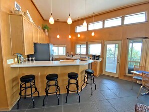 ثلاجة، ميكروويف، فرن، موقد طهي مسطح