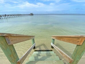 بالقرب من الشاطئ