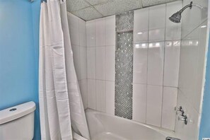 Bathtub, towels