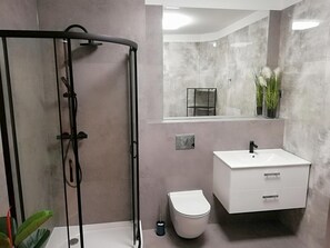 Shower, rainfall showerhead, hair dryer, towels - Great Polonia Wrocław City Center (Wroclaw)