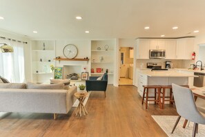 Fridge, microwave, oven, stovetop - Spacious Waterfront Atlantic City Living with Rec Room (Atlantic City)