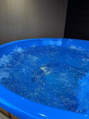 A hot tub with water bubbling. - Lovely 1-bed House in Fochabers, Scotland (Fochabers)