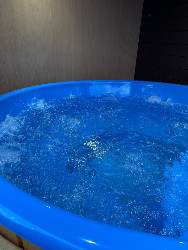 A hot tub with water bubbling. - Lovely 1-bed House in Fochabers, Scotland (Fochabers)