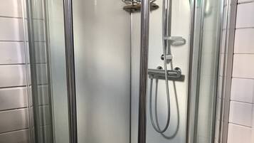 Chalet | Bathroom | Shower, hair dryer, towels