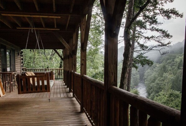 Terrace/patio - The Kingfisher Cabin<br>-Creekside Mountain Escape, Blue Ridge/McCaysville- (McCaysville)