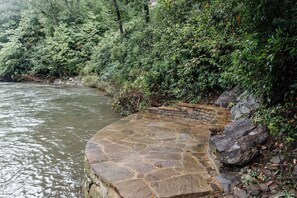 Property grounds - The Kingfisher Cabin<br>-Creekside Mountain Escape, Blue Ridge/McCaysville- (McCaysville)