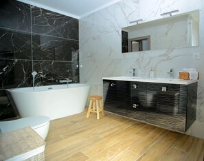 Baignoire, sèche-cheveux, serviettes fournies, papier toilette