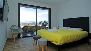 4 slaapkamers, een strijkplank/strijkijzer, reisbedje, wifi