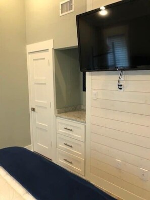 2 bedrooms, WiFi, bed sheets - Island Dunes-Unit 1005 - One block from beach (Port Aransas)