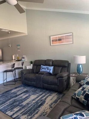 TV - Island Dunes-Unit 1005 - One block from beach (Port Aransas)