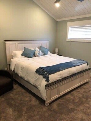 2 bedrooms, WiFi, bed sheets - Island Dunes-Unit 1005 - One block from beach (Port Aransas)