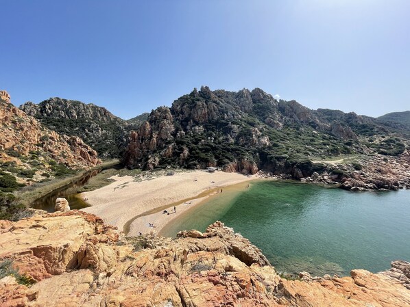 Una spiaggia nelle vicinanze