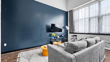 Una televisión, una oficina