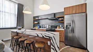 Frigorífico, microondas, horno y placa de cocina