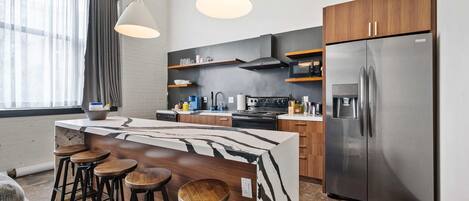 Coffee/tea maker, fridge, microwave, oven