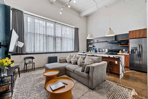 Industrial Loft 3 min to Hillman Cancer Center Sleeps 6