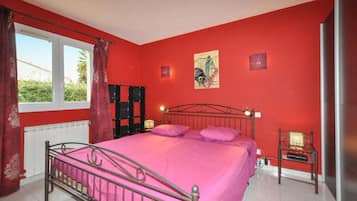4 bedrooms, iron/ironing board, free WiFi