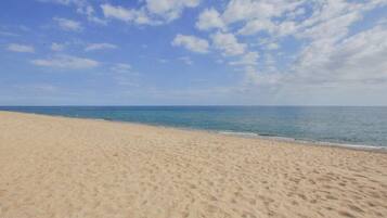 Vlak bij het strand, ligstoelen