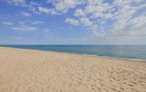 Plage à proximité, chaises longues