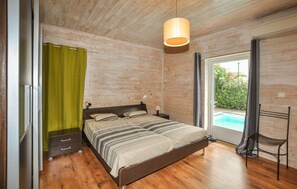 4 bedrooms, iron/ironing board, free WiFi