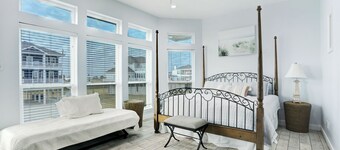 Stunning Beach Front Retreat in Galveston