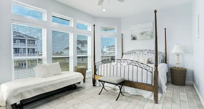 Stunning Beach Front Retreat in Galveston