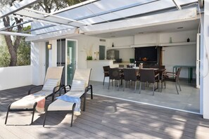 Outdoor dining - Villa with direct beach access to a sandy cove in the center of Cala D'Or (Cala Dor)