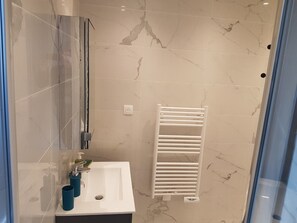 Douche, sèche-cheveux, serviettes fournies, savon