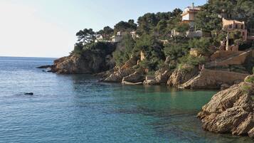 Una spiaggia nelle vicinanze