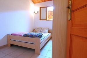 2 bedrooms, travel cot, bed sheets