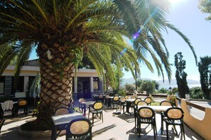 Outdoor dining - Beachfront apartment in Tiuccia with 2 rooms (Casaglione)