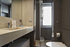 Ducha, secador de pelo, bidet, toallas