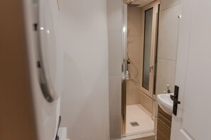 Dusch, hårtork, handdukar och tvål