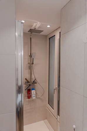 Douche, sèche-cheveux, serviettes fournies, savon