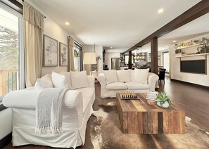 Téléviseur connecté, foyer, jeux vidéo, table de baby-foot