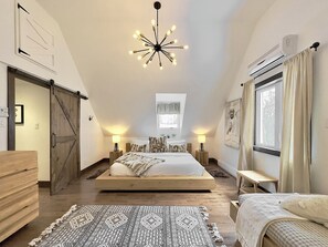 4 bedrooms, desk, iron/ironing board, free WiFi