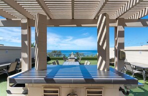 Outdoor dining - Panoramic Ocean Views, 150 Feet from Kamaole I Beach, Rooftop Deck, AC (Kihei)