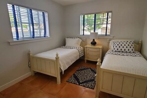 2 chambres, bureau, fer et planche à repasser, accès au Wi-Fi (inclus)