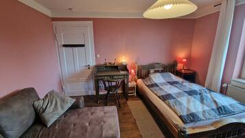 3 bedrooms, desk, iron/ironing board, free WiFi